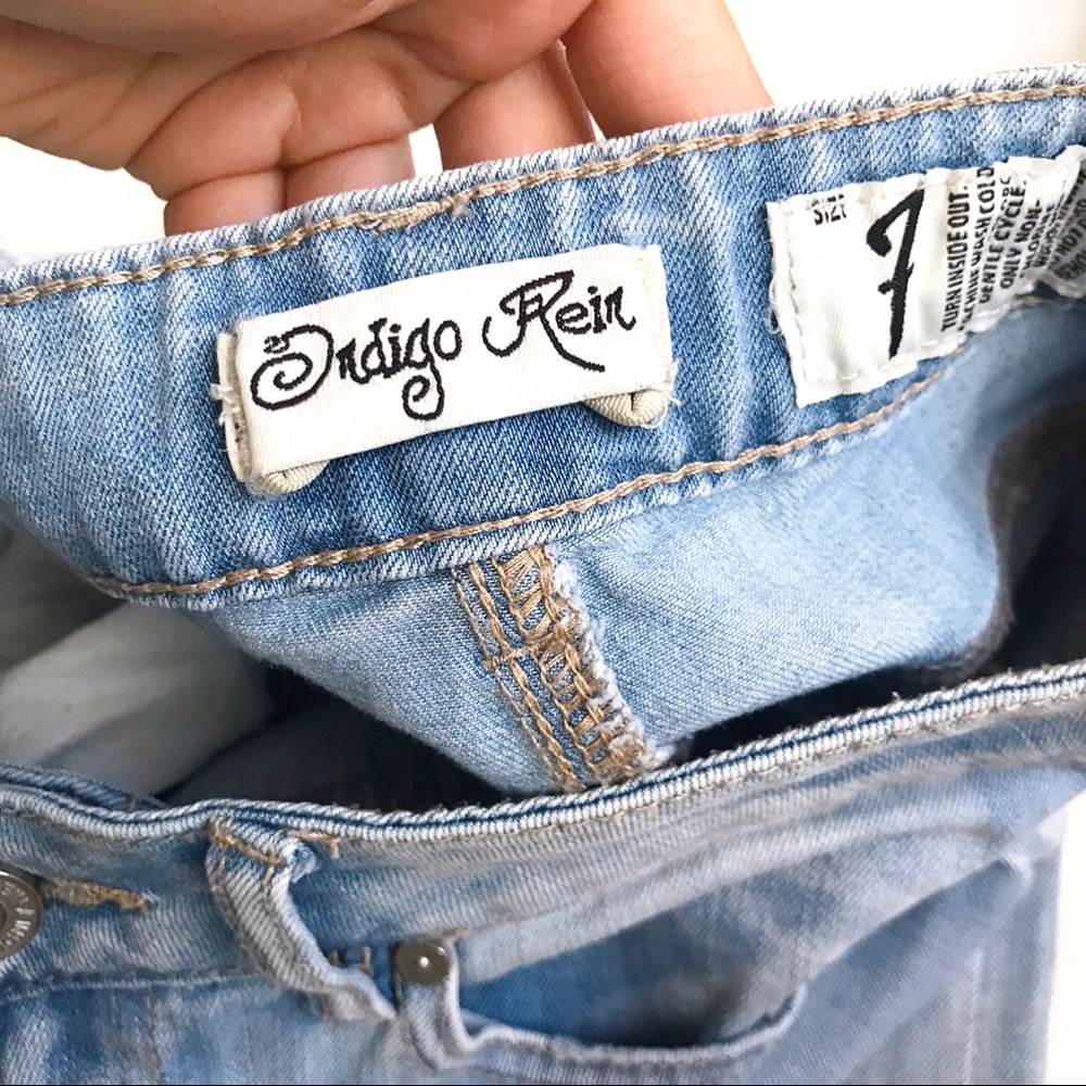💙 LIGHT BLUE ROLL UP DISTRESSED SHORTS! - Picture 6 of 10